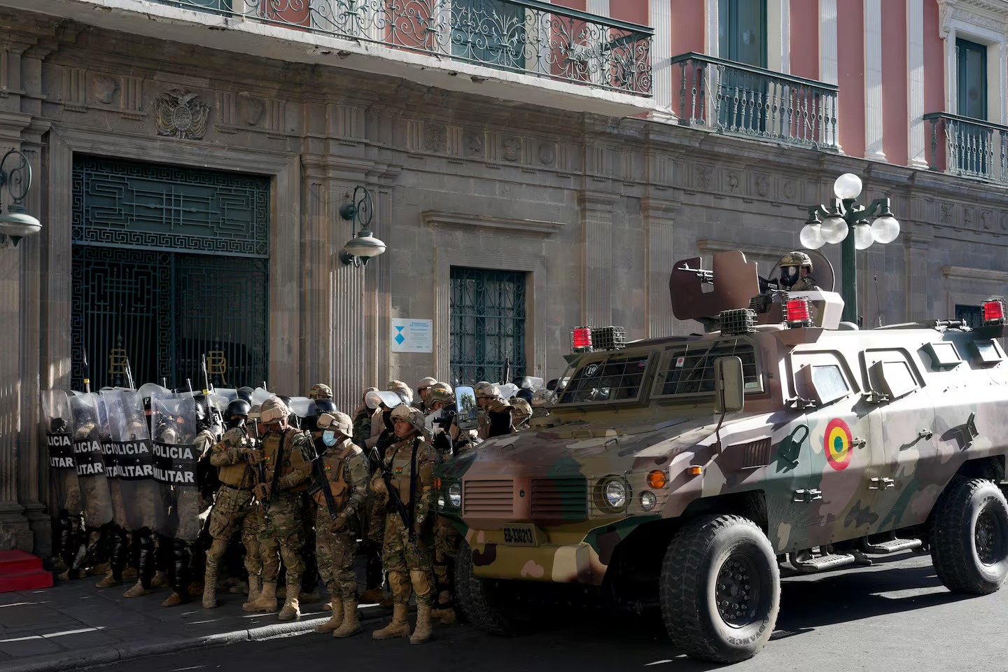 efectivos militares llegaron hasta las puertas de la casa de gobierno boliviana el miercoles pasado foto ap AZ3WRKK5X5EPMSVRBFPTP367ZE