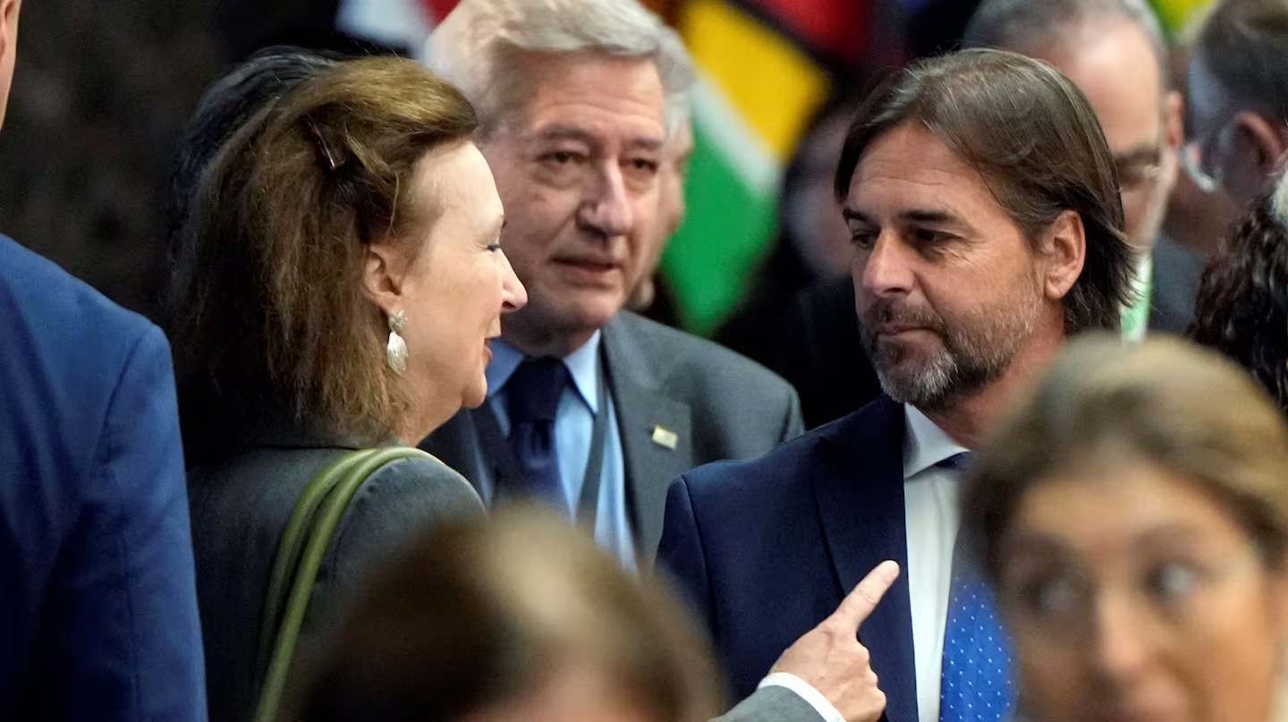 luis lacalle pou junto a la canciller diana mondino en la 64 cumbre del mercosur que se hizo en asuncion foto ap jorge saenz KQEGM7KXP5EJFA54WVOZVUOCSA