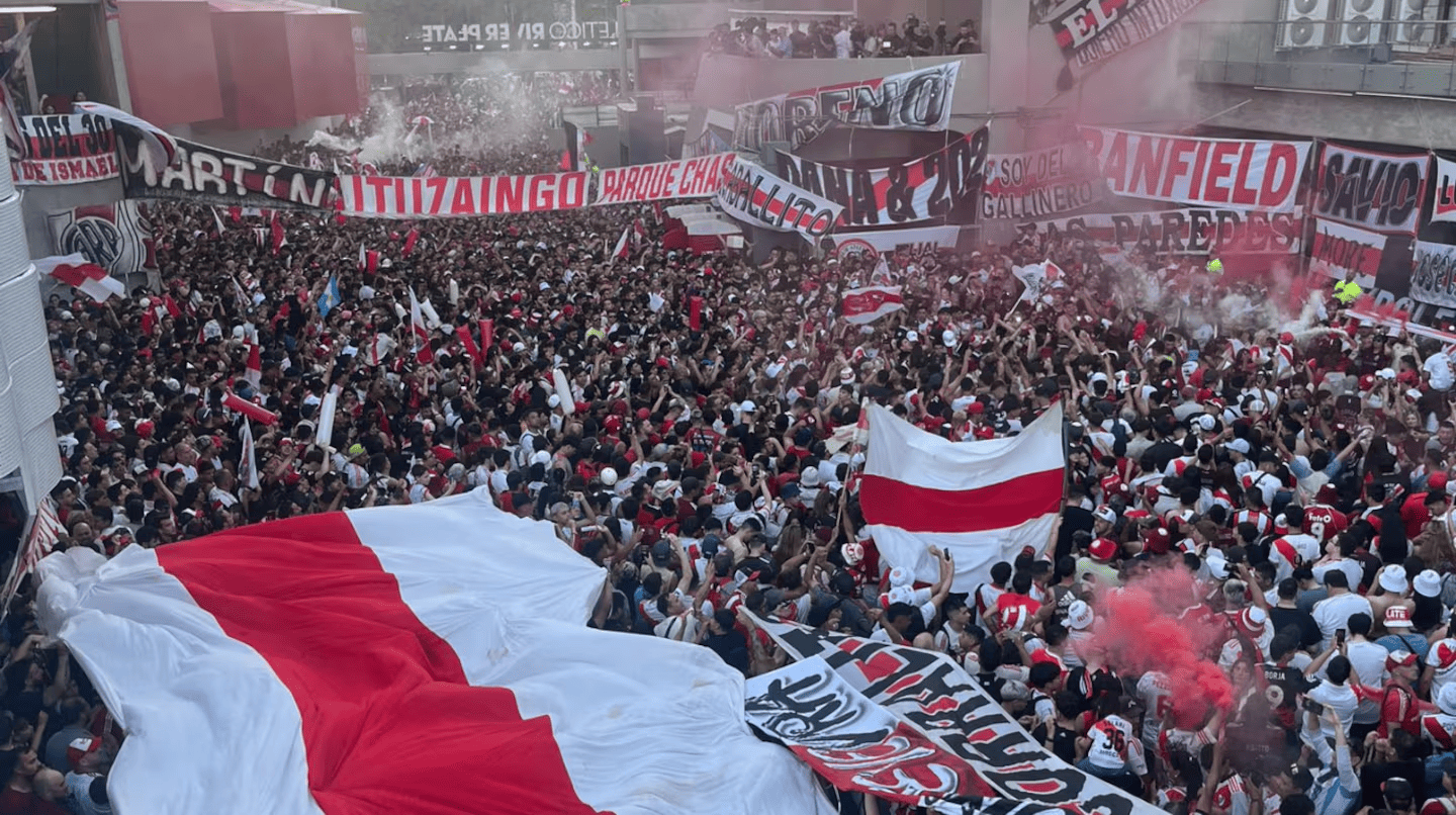 los hinchas de river realizaron un inmenso banderazo en el monumental foto prensa river T747JRYPGVANLCBGRX3NOVNUAU 1