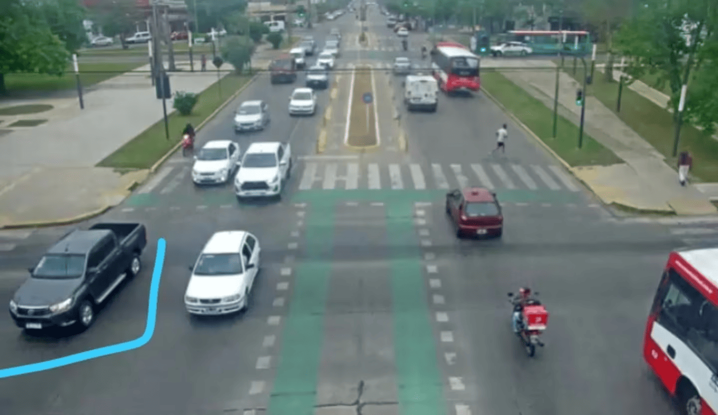 la policia sigue el rastro de una camioneta que habra sido utilizado por los ladrones para escapar foto 0221 QNSFKZO7FFAIFLA23PJLFO33GU 1